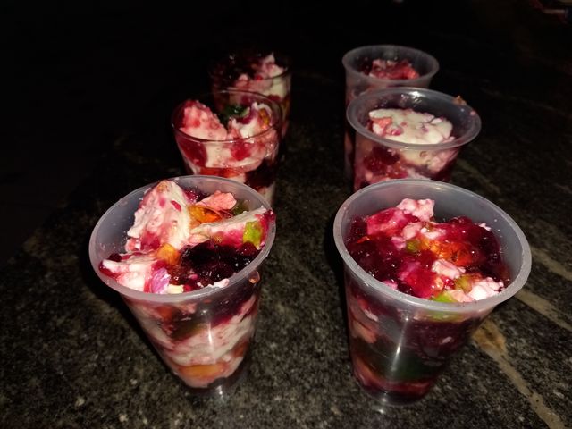 Sobremesa de gelatina com creme.