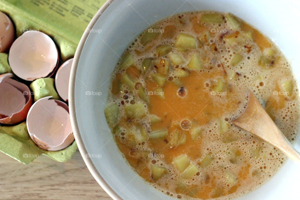 Preparing Spanish tortilla 