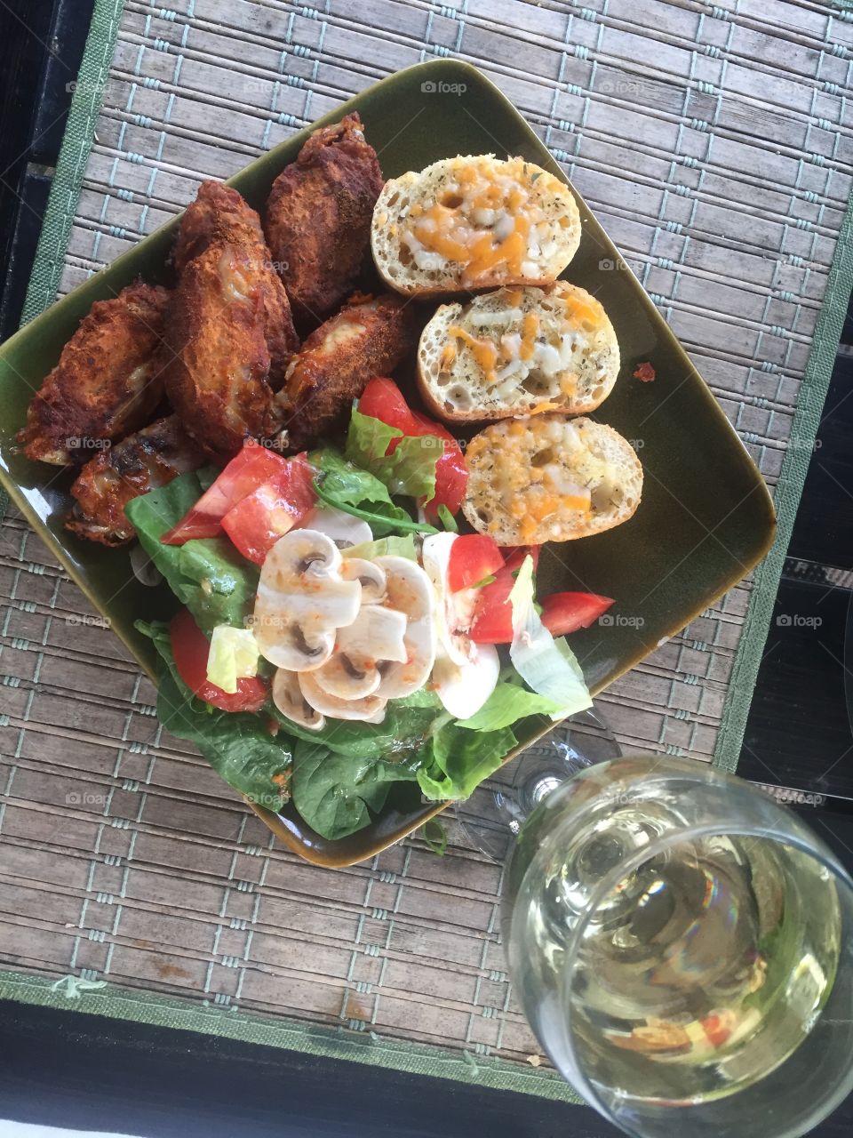 Wings salad and garlic bread