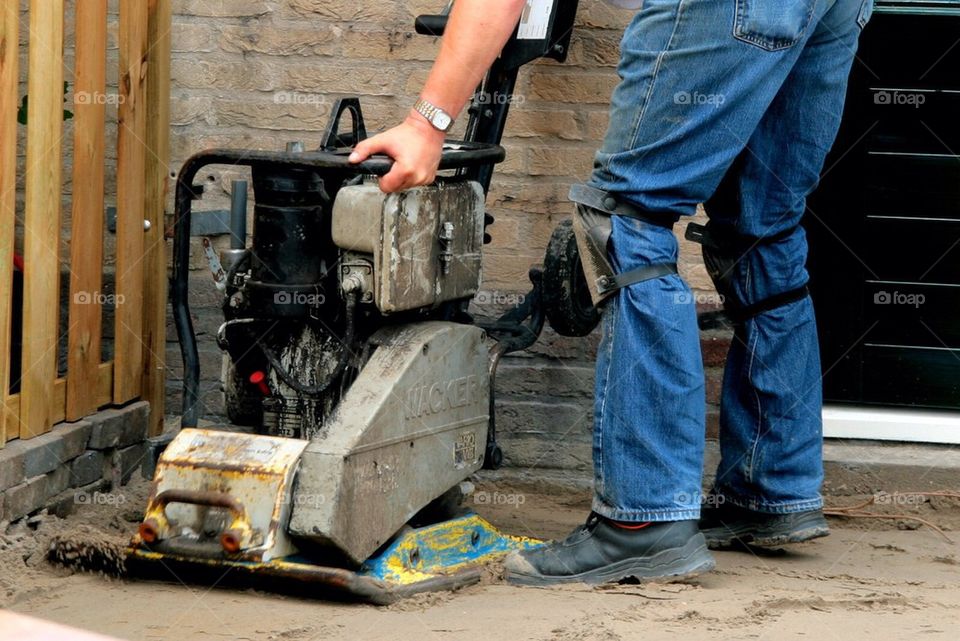 Worker with vibration plate