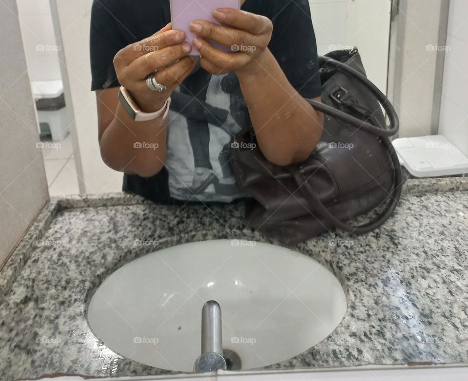 A importância e o cuidados com as unhas é muito além da beleza, manter as unhas limpas, saudáveis  e bem cuidadas pode prevenir uma série de infecções,  fungos   micose.