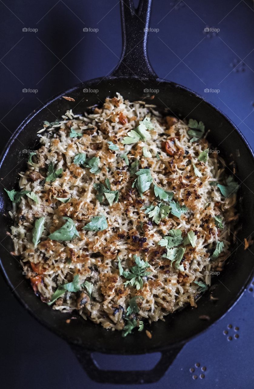 A scrumptious orzo morning pasta complete with chicken sausage, garlic, tomatoes, spinach, parsley, and mozzarella, topped with a crispy parmesan breadcrumb crust. Broiled in the oven in a cast iron pan for added taste. 