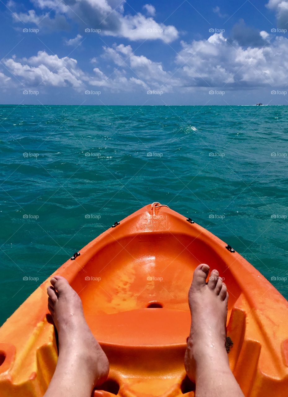 🇺🇸 In summer time, the option is to enjoy the sea and sail in a kayak. Great!  Here: Maragogi beach, in Alagoas, Brazil. / 🇧🇷 Na hora do verão, a opção é curtir o mar e navegar num caiaque. Que ótimo! Aqui: praia de Maragogi, em Alagoas, no Brasil.