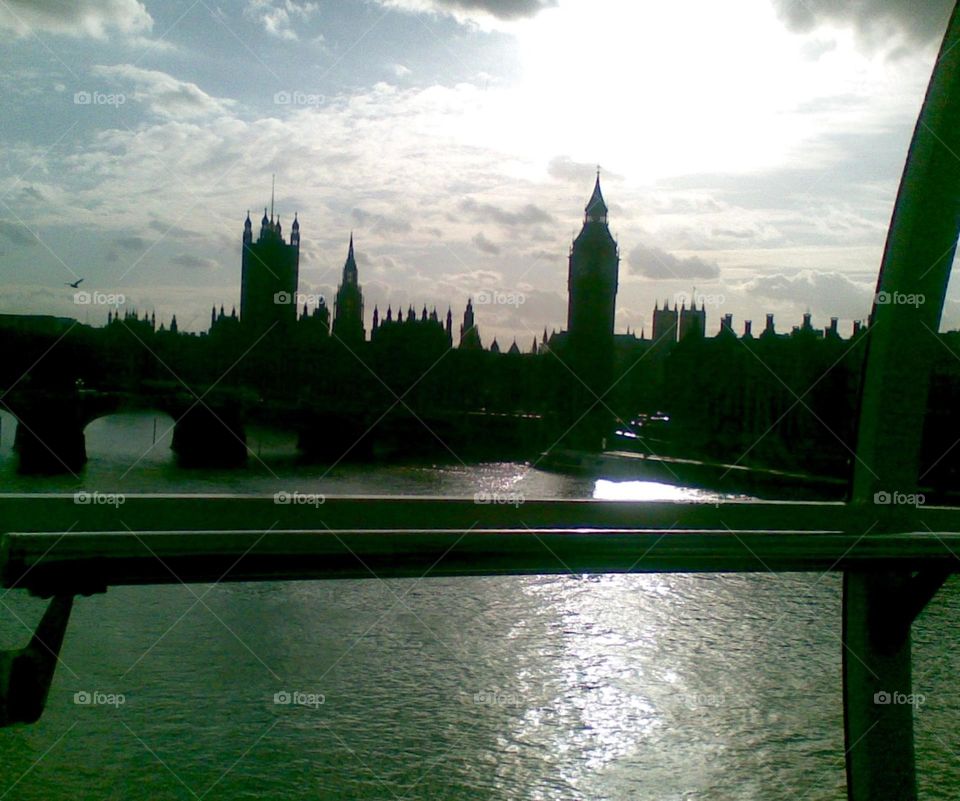 Daily commuting on river Thames 