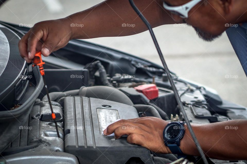 Checking the oil level