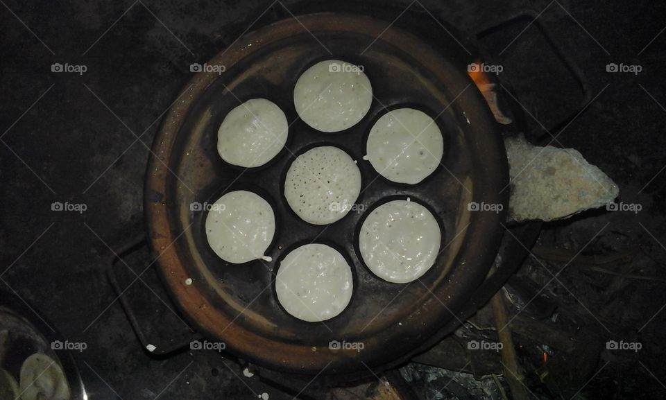 A earthen pan filled with rice made cakes