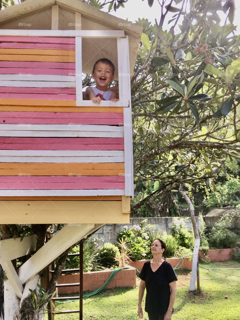 🇺🇸 An adorable smile from our boy Miguel, accompanied by grandma's eyes, all happy for the view from the window! / 🇧🇷 Um adorável sorriso do nosso menino Miguel, acompanhado pelos olhos da vovó, todo feliz pela vista da janela!