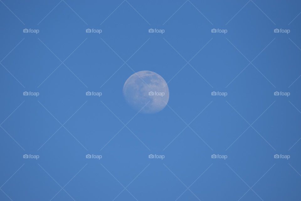 Der Mond am blauen Himmel