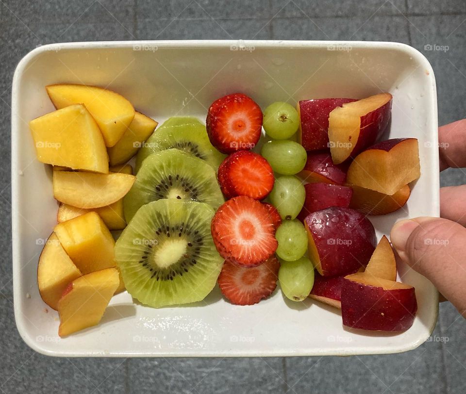 For dinner, delicious fruits!  We have peach, kiwi, strawberry, grape and plum (and they are sweet)…
 Who will want?
 Eat fruit that's good! / Para a janta, frutas deliciosas! Temos pêssego, kiwi, morango, uva e ameixa (e estão docinhas)… 