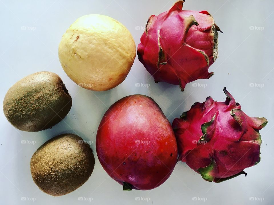 Há frutas que são demasiadamente caras. Porém, dependendo do lugar, podem ser ainda mais abusivos os preços.

Na feira livre (feira “raiz” mesmo), sempre se encontra coisas boas e baratas. Para uma salada de frutas nutritiva, por exemplo, 