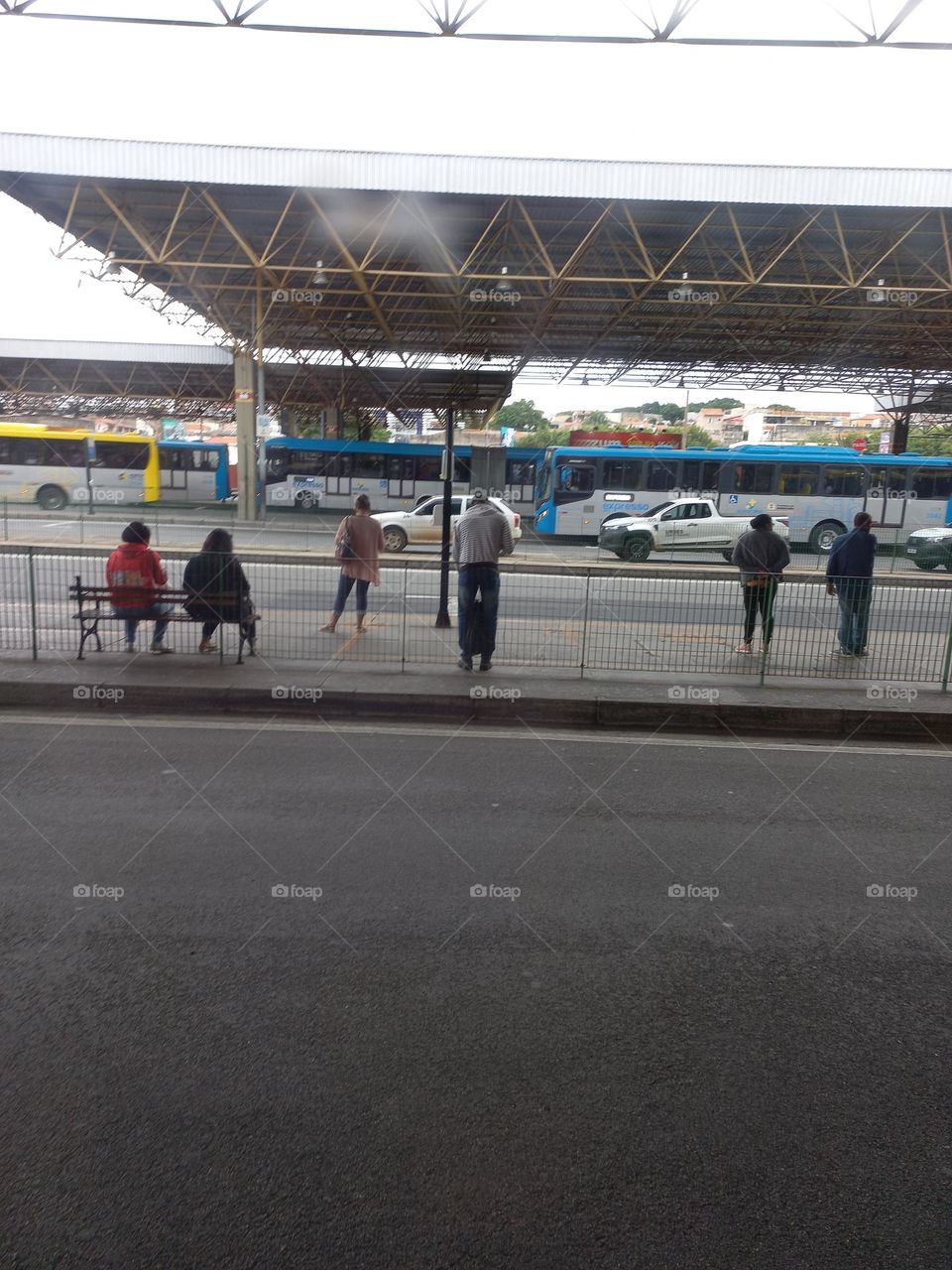 Editorcoice the Photo week Pessoas no momento especial das suas vidas; aguardando o transporte público.