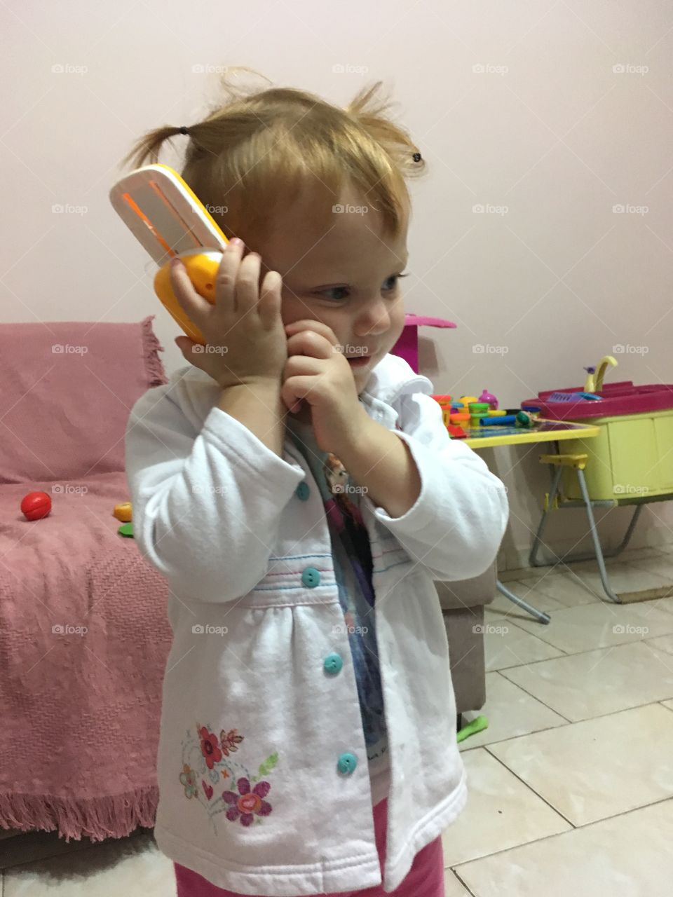 A very tasty routine: playing doctor, secretary, so many things ... look at the lab coat and the phone! / Uma rotina bem gostosa: brincar de médico, de secretária, de tantas coisas... olha o jaleco e o celular!