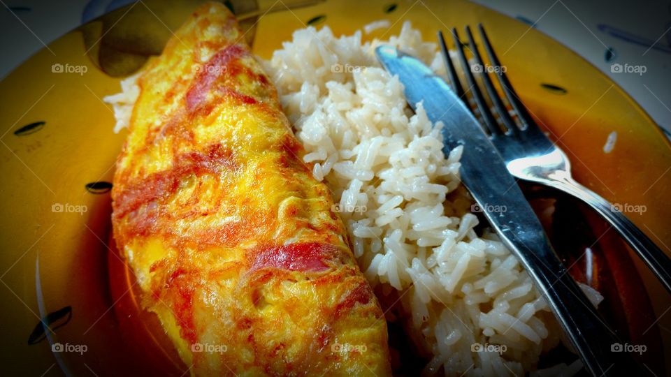 Arroz com omelete.