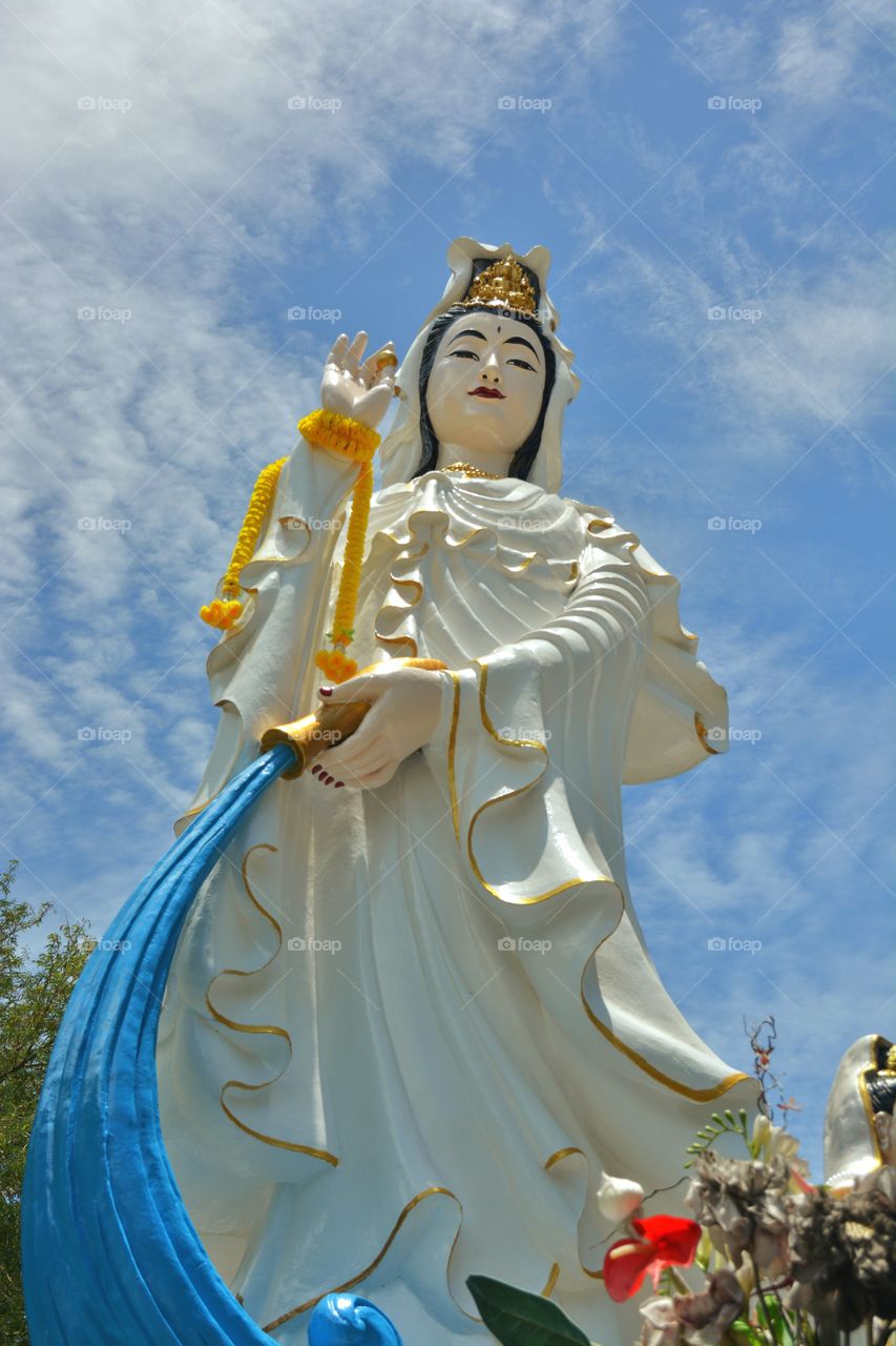 Close up of Kuan im statue