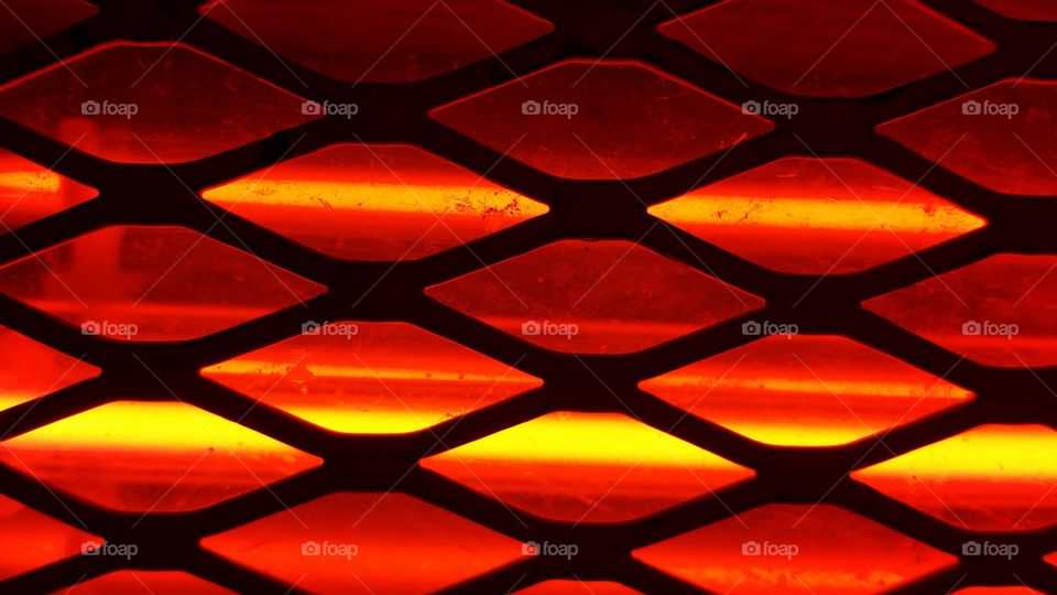 Red light through a metal grid, horizontal