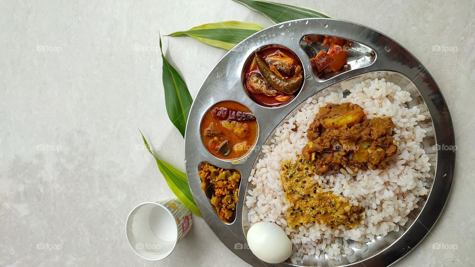 Steamed rice with vegetarian and non-vegetarian curries, Indian Meal, Indian healthy food, best food in India, Thali, Indian Thali, Rice Thali, Indian rice thali
