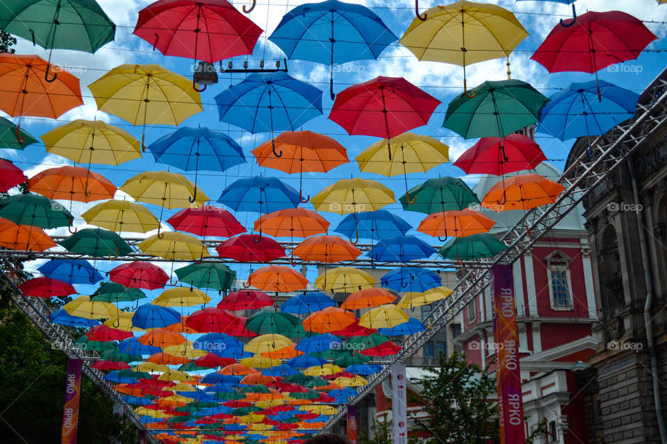 Небо из зонтиков. Разноцветное небо 
