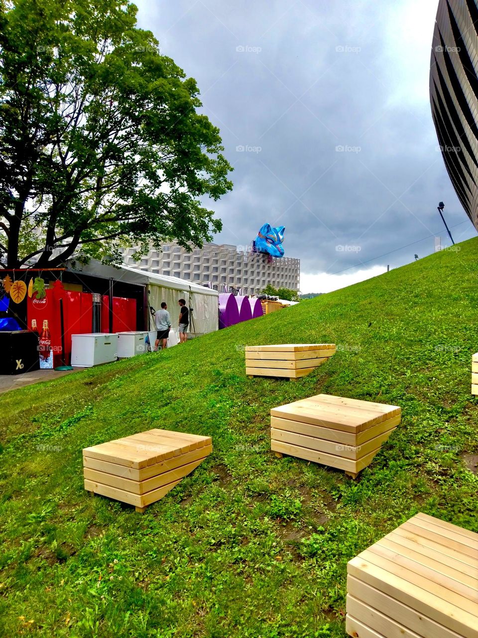 Stop stepping on the green grass 