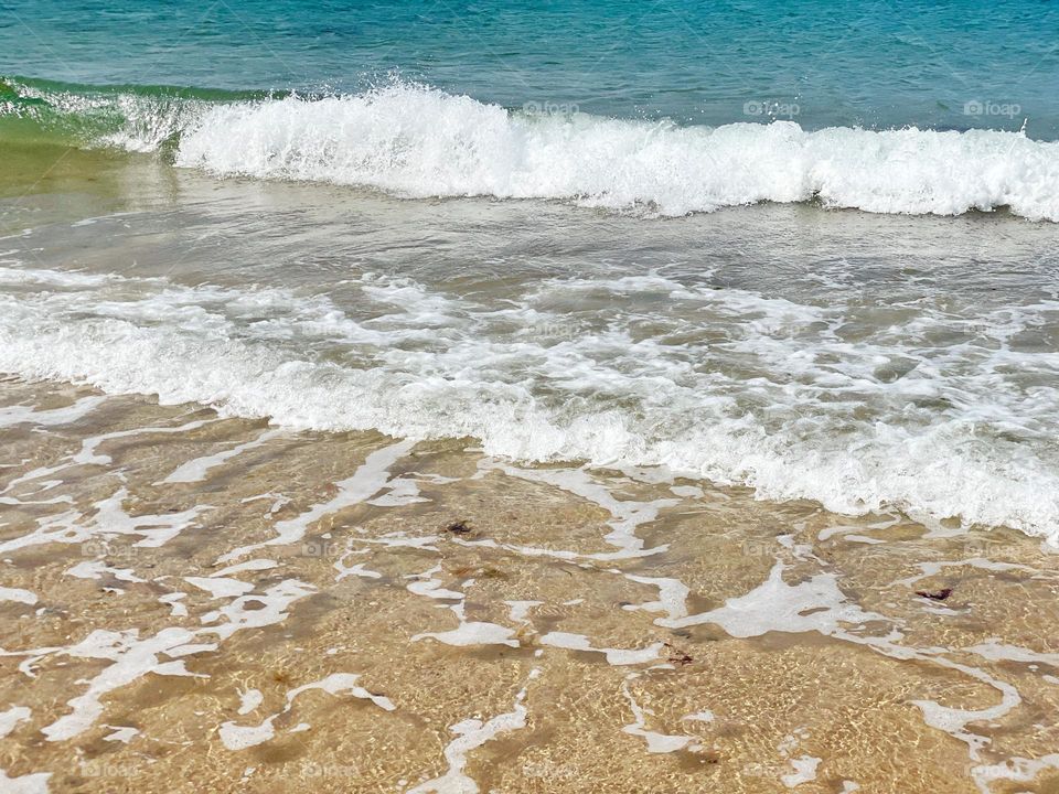 Small waves from the sea