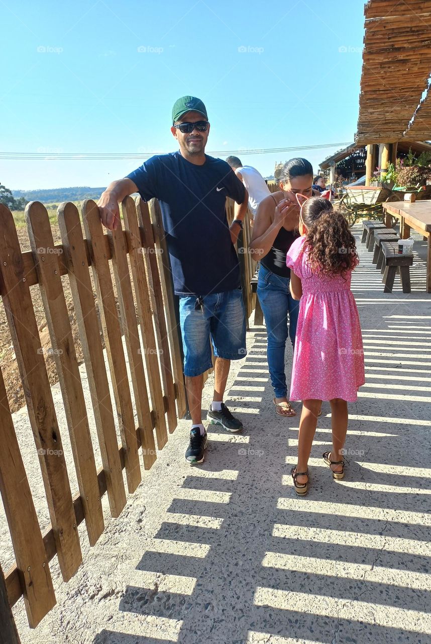 Família num momento especial: passeio de final de semana: casal com dia filhinha