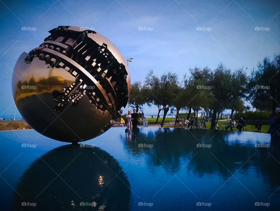 Scultura di Arnaldo Pomodoro a Pesaro