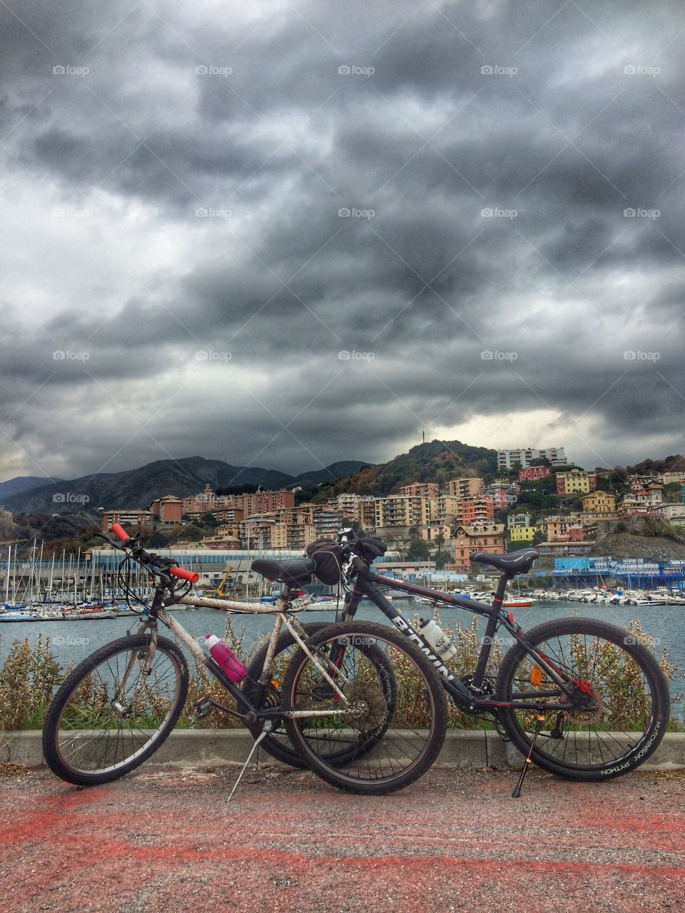 Passeggiando in bicicletta col cielo burrascoso 