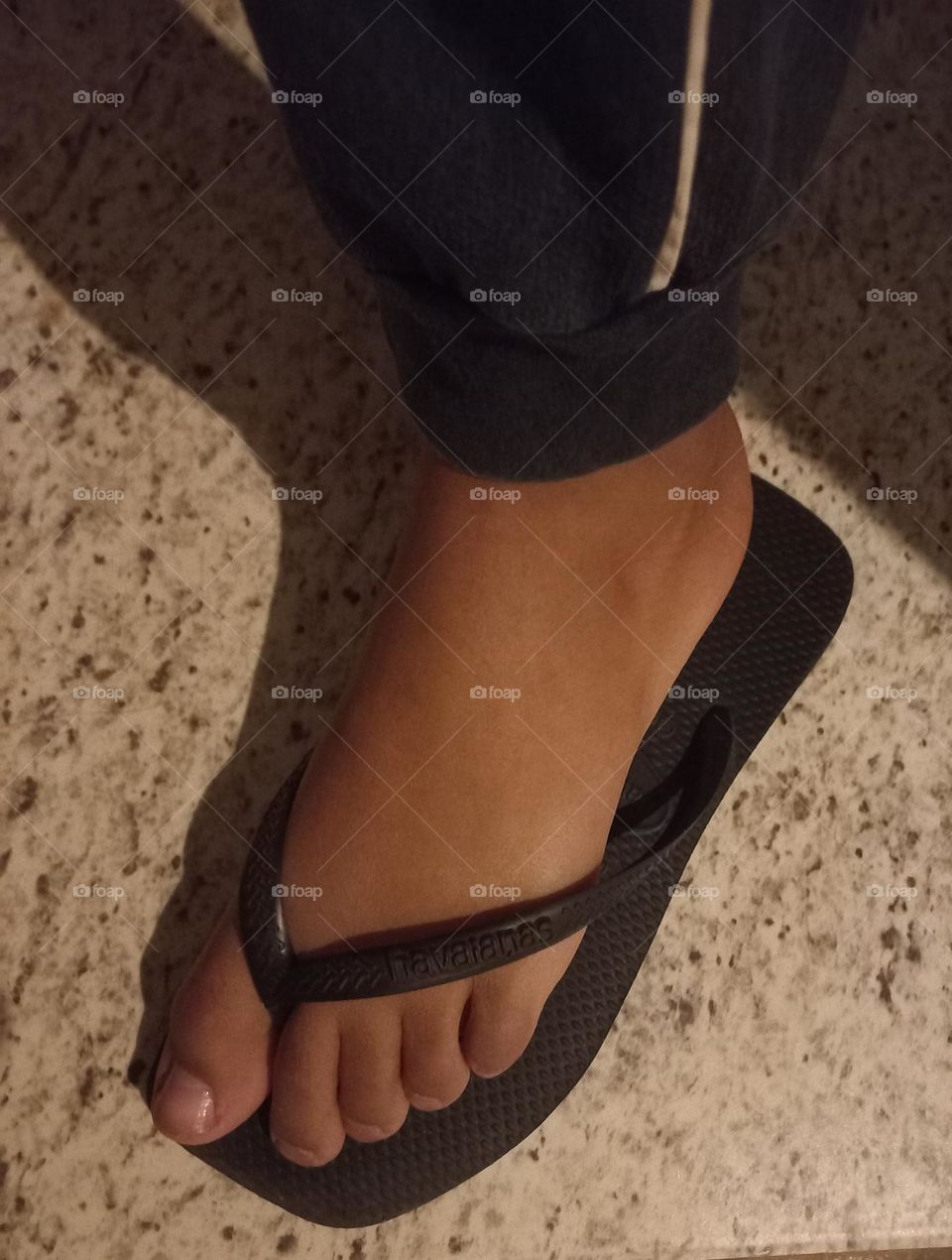 A dança do chinelo. Uma pessoa dançando, pode demonstrar um misto de sentimentos: alegrias, desejos, gratidão,  respeito, temor e poder.  A  dança é uma expressão  artística  que usa o corpo como instrumento