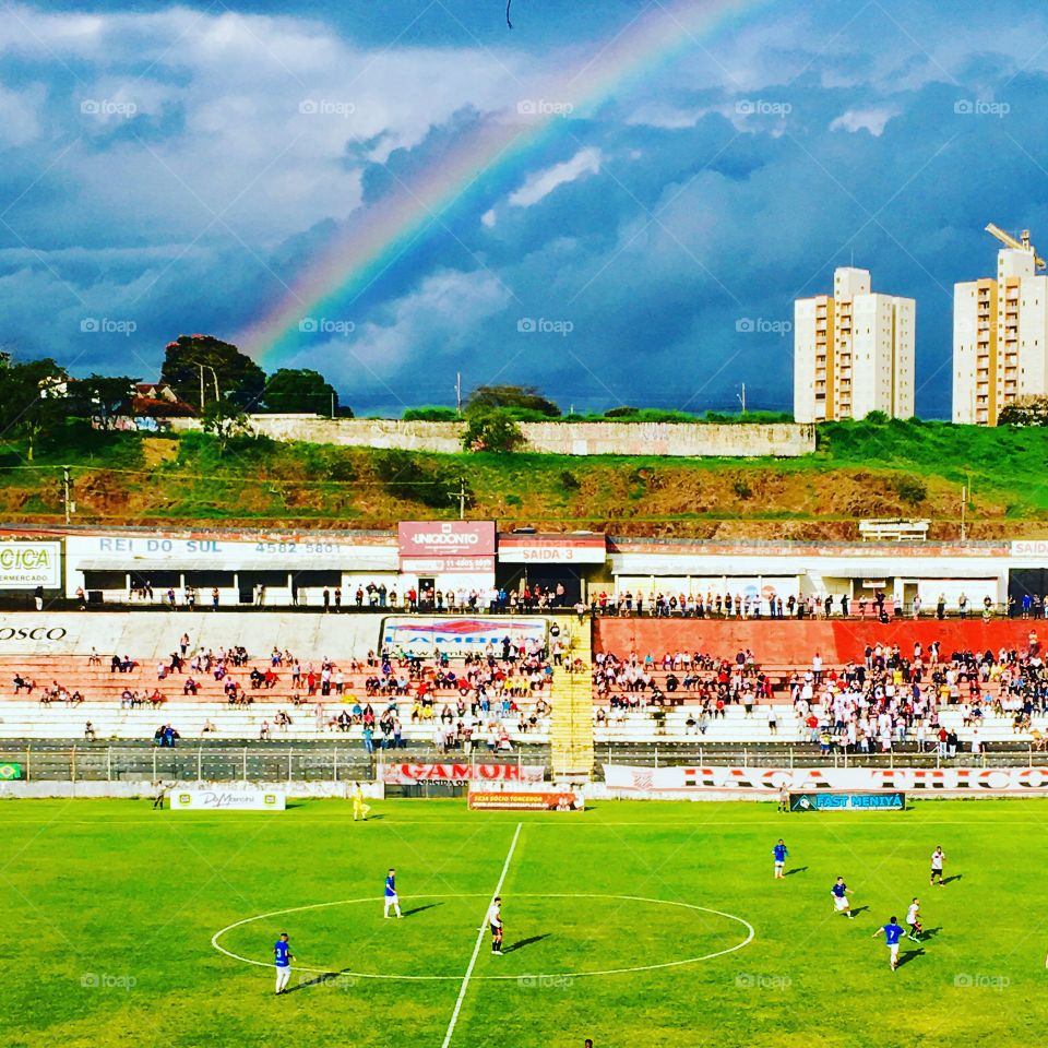 Um lindo arco-íris surge no céu do Estádio Jayme Cintra, em Jundiaí (Paulista 2x0 São José)