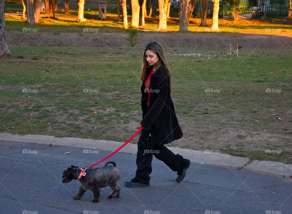 chica paseando al perro