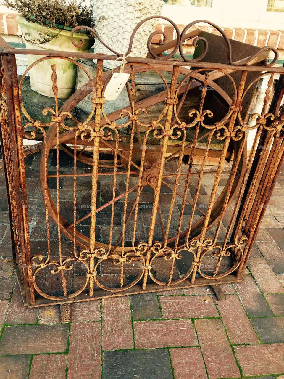 Gate iron