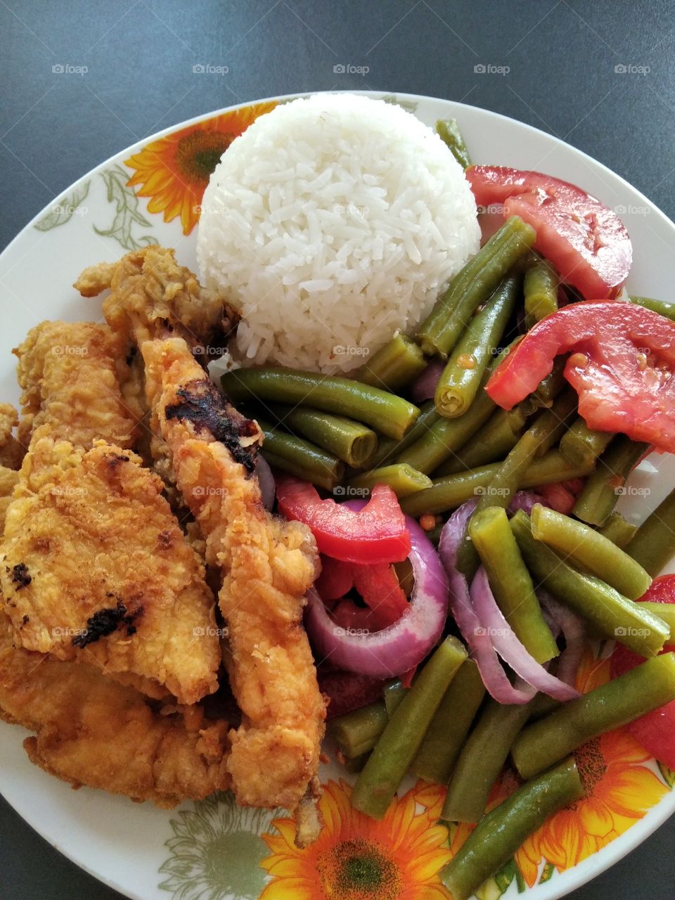 Pollo a la broster con arroz y vegetales