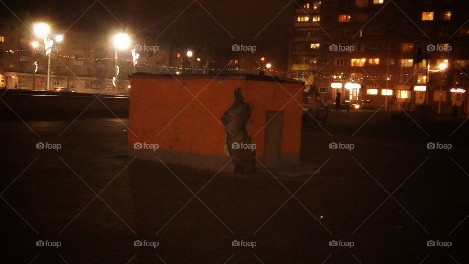 город.улица.стены.фонари.