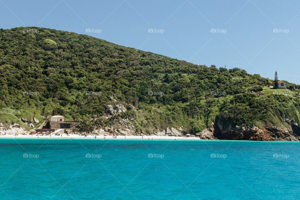Praia com paisagem linda e fantástica no Brasil, na região do Lagos no Rio de Janeiro, em Arraial do Cabo. Uma ilha incrível de conhecer!