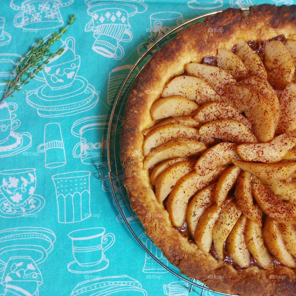 Chocolate pear pie with thyme