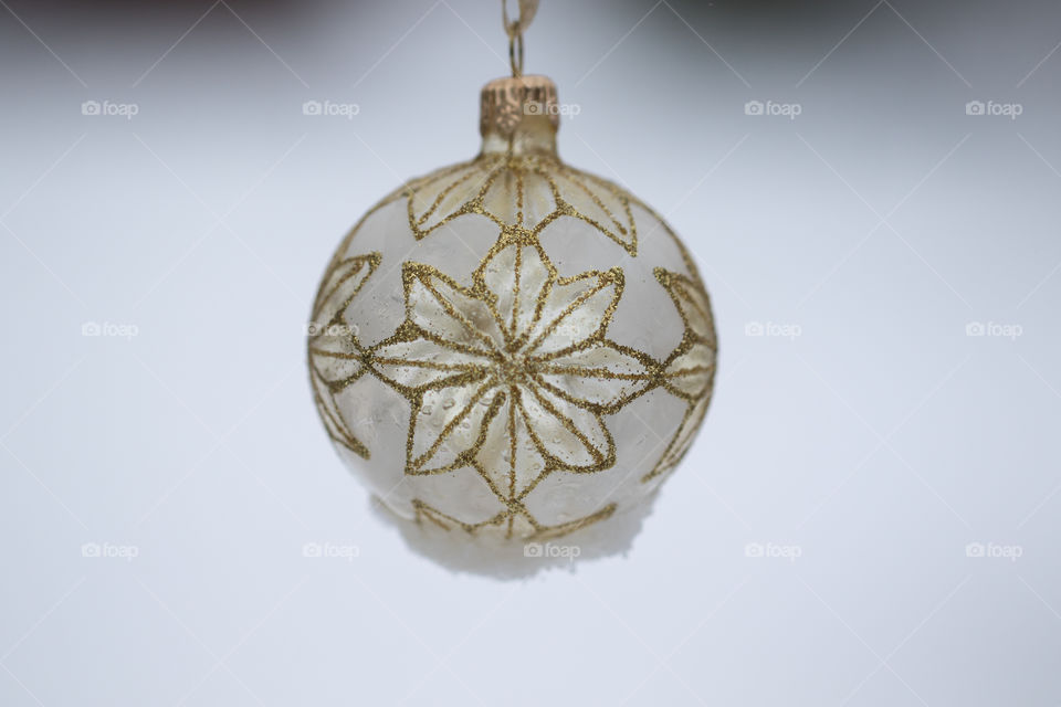 Christmas ornament glass ball with snow - julgranskula med snö 