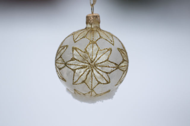 Christmas ornament glass ball with snow - julgranskula med snö 