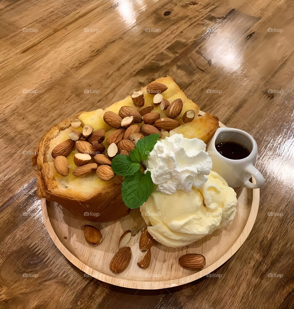 almond bred toast ice cream set