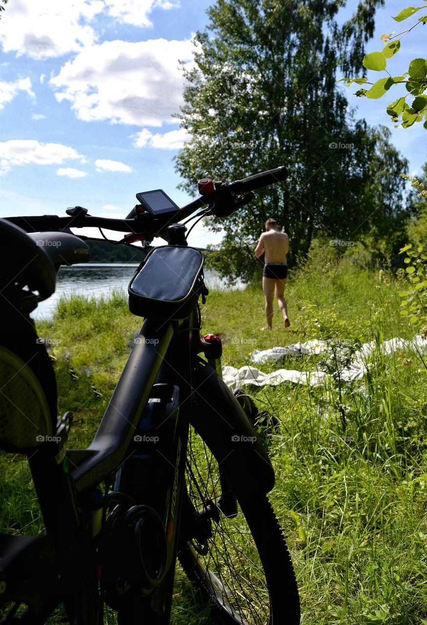 men and bike summer travel