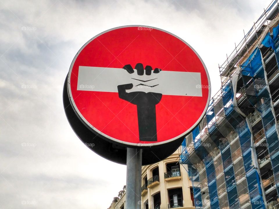 Contramano - Traffic sign intervened with street art.