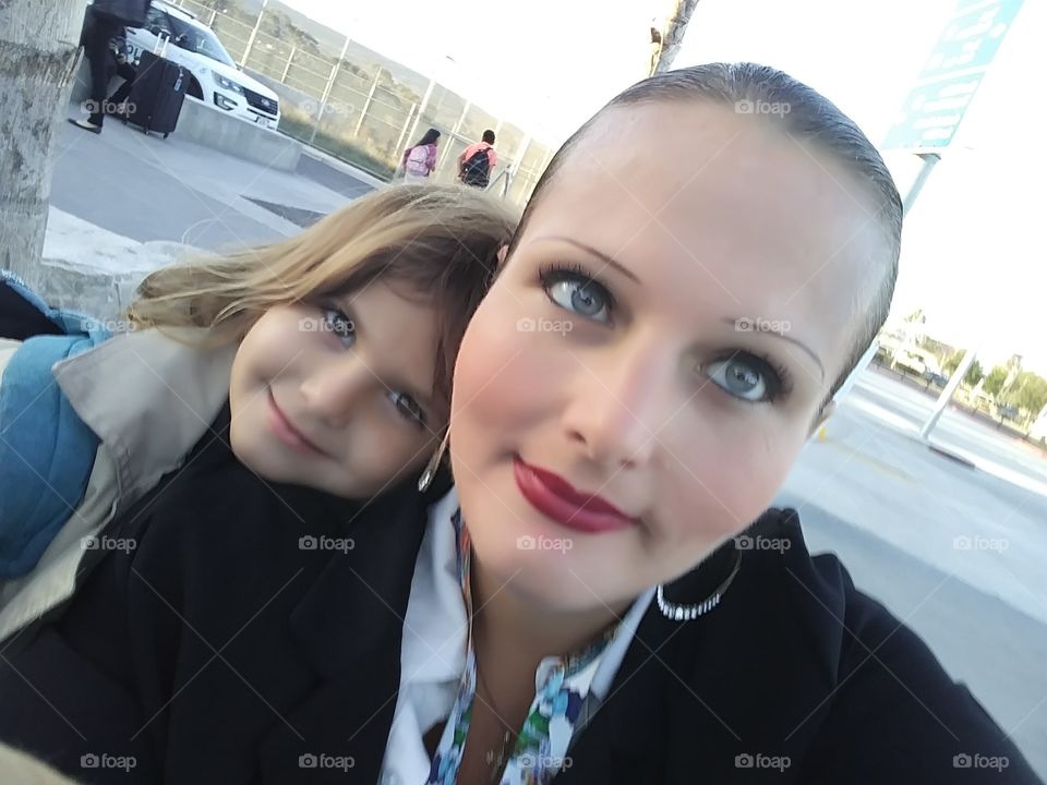 mom and daughter selfies