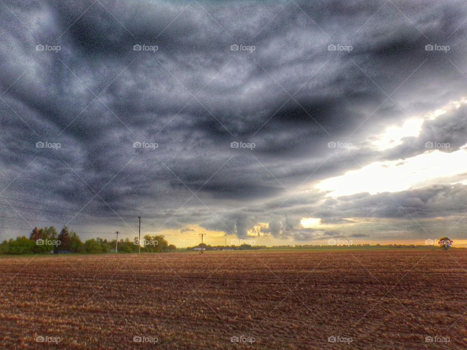 Dunkle Wolken übers Feld