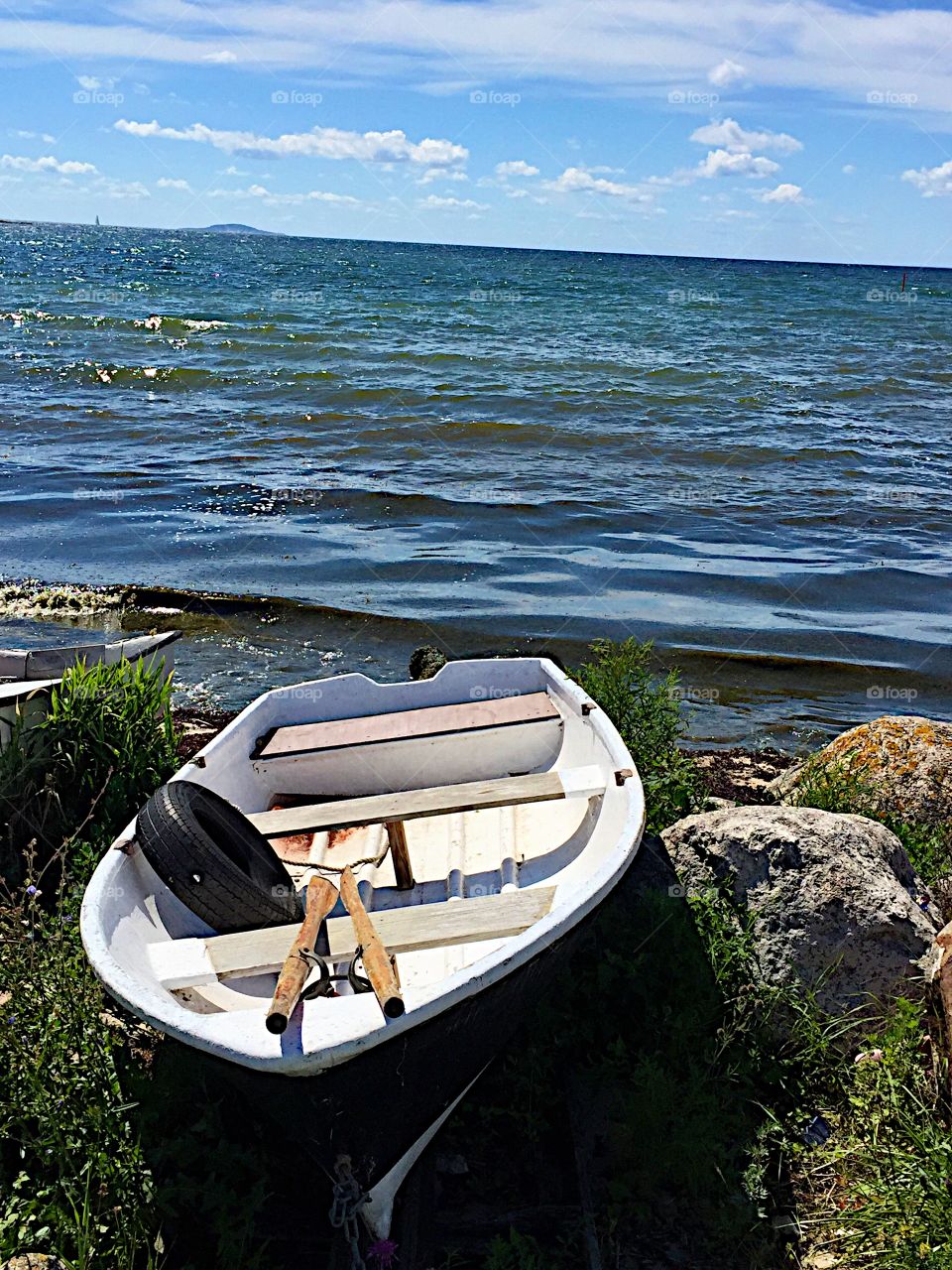 A rowing boat at the shore! 