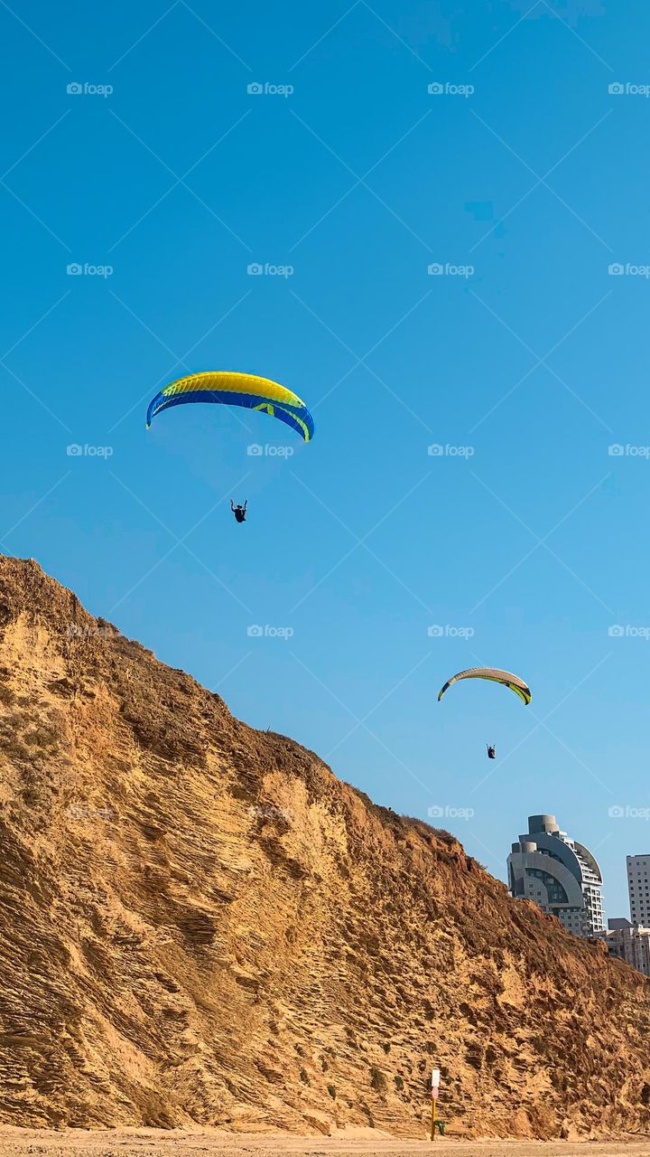 Paraglides 