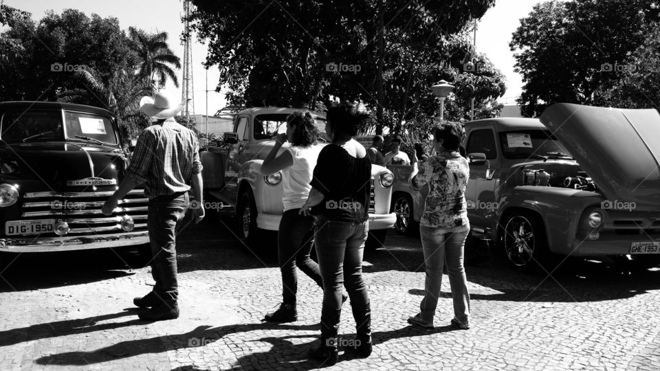 Pessoas em exposição de veiculos antigos tuning. Carros restaurados e com estilos originais.