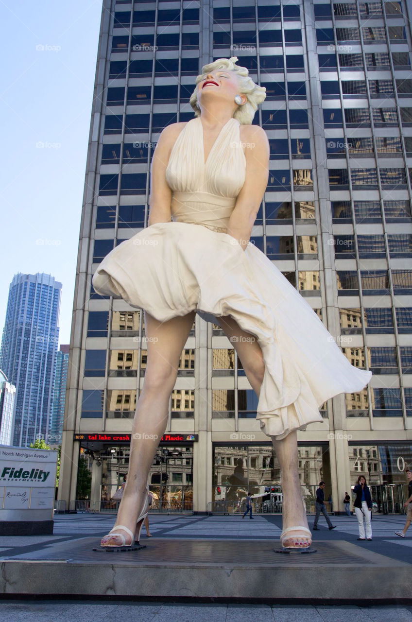 statue sculpture skirt chicago by ventanamedia