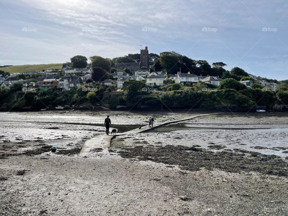 Low tidal river … reveals a nice short cut from the pub to the shop 😂