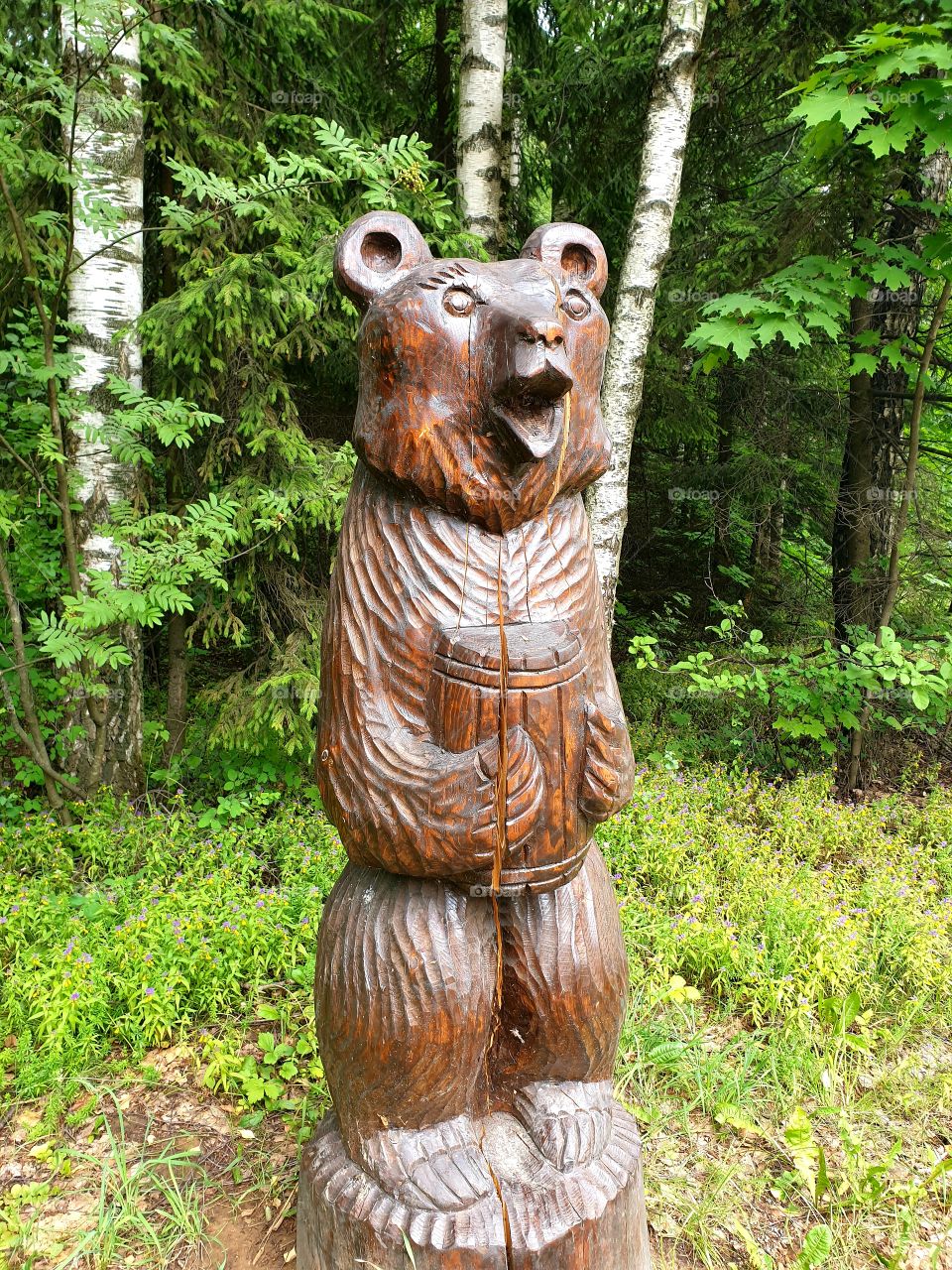 косолапый медведь с бочкой мёда