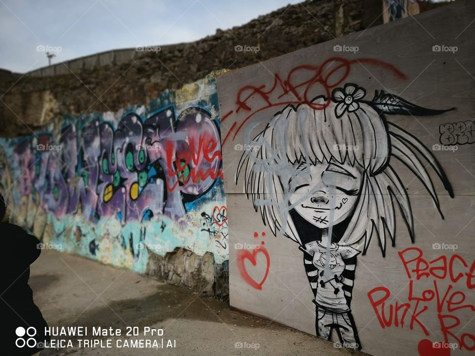 graffiti en muro al lado de la playa