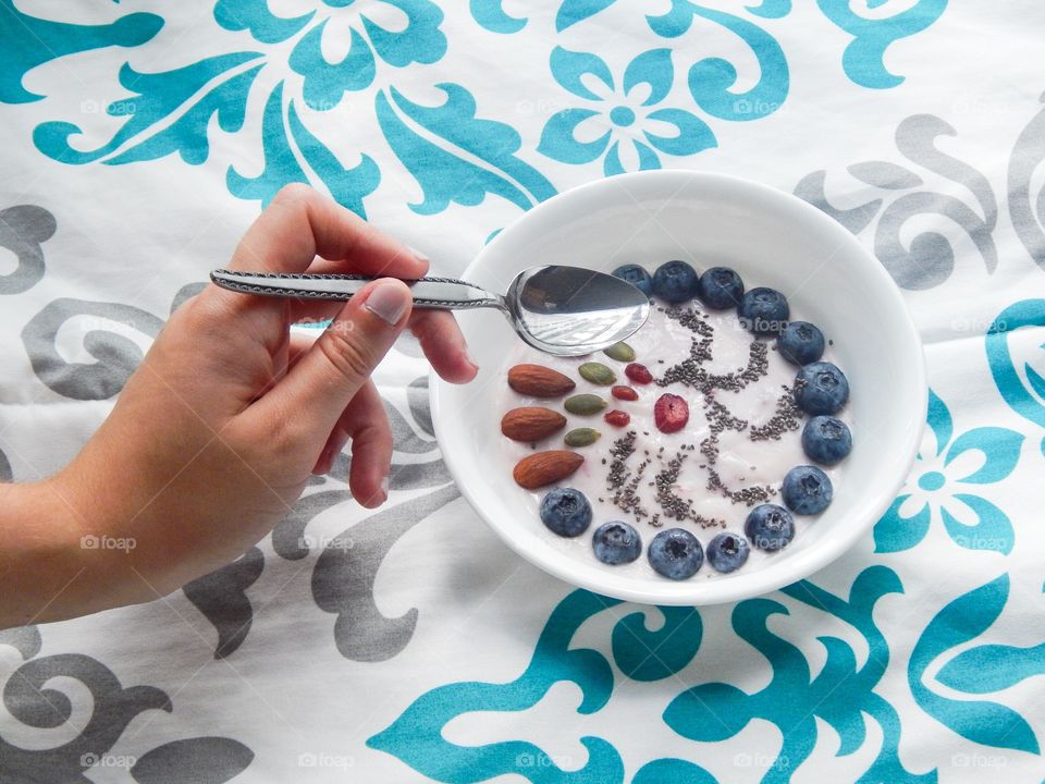 A tropical fruit smoothie bowl