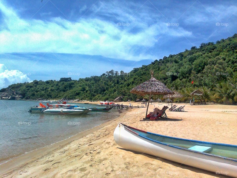 пляж на необитаемом острове в южно-китайском море